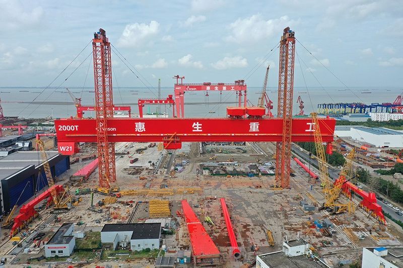 又一個2000t門機！衛華共同參與制造的國內**大噸位造船門式起重機完成提升！